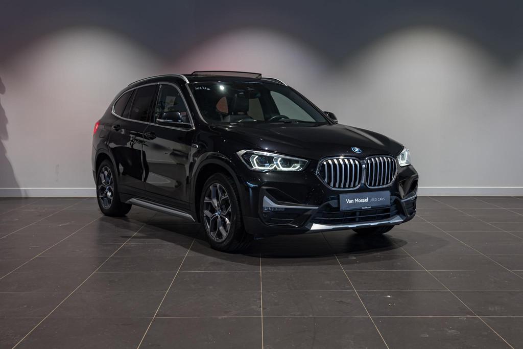 BMW X1 xDrive25e | LED | X-Line | Camera | Pano dak |, Auto's, BMW, Stof, Gebruikt, 750 kg, 1820 kg