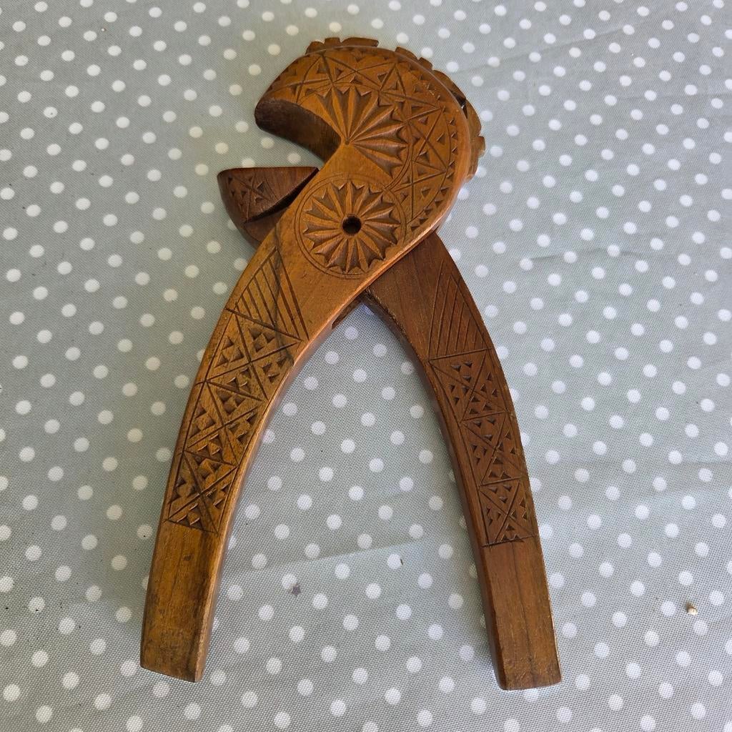 Houten handgesneden notenkraker, Ophalen of Verzenden