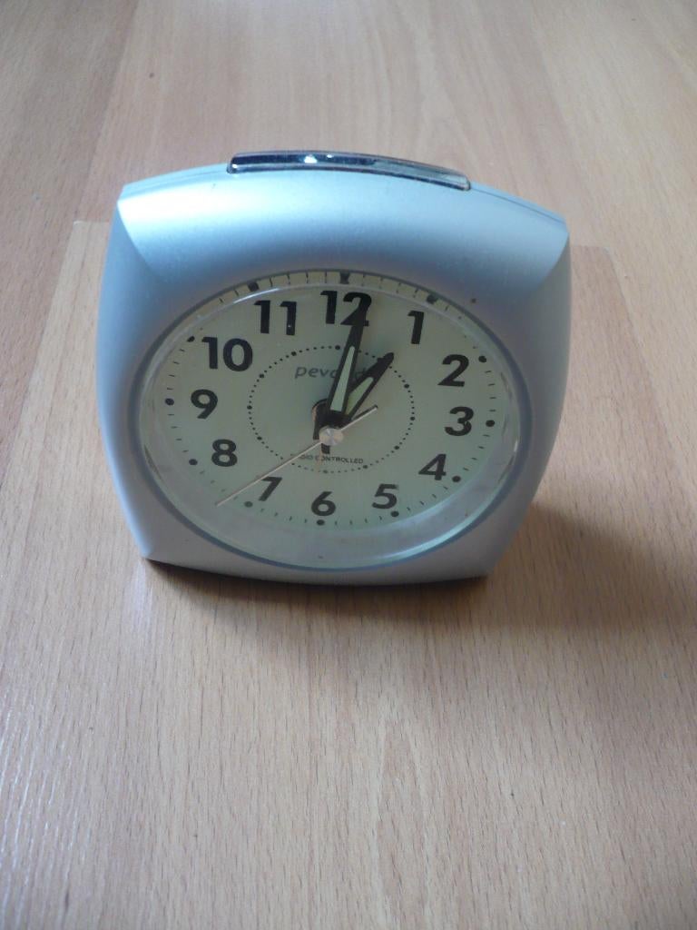 wekker clock Pevanda heel goede staat., Elektronische apparatuur, Wekkers, Ophalen