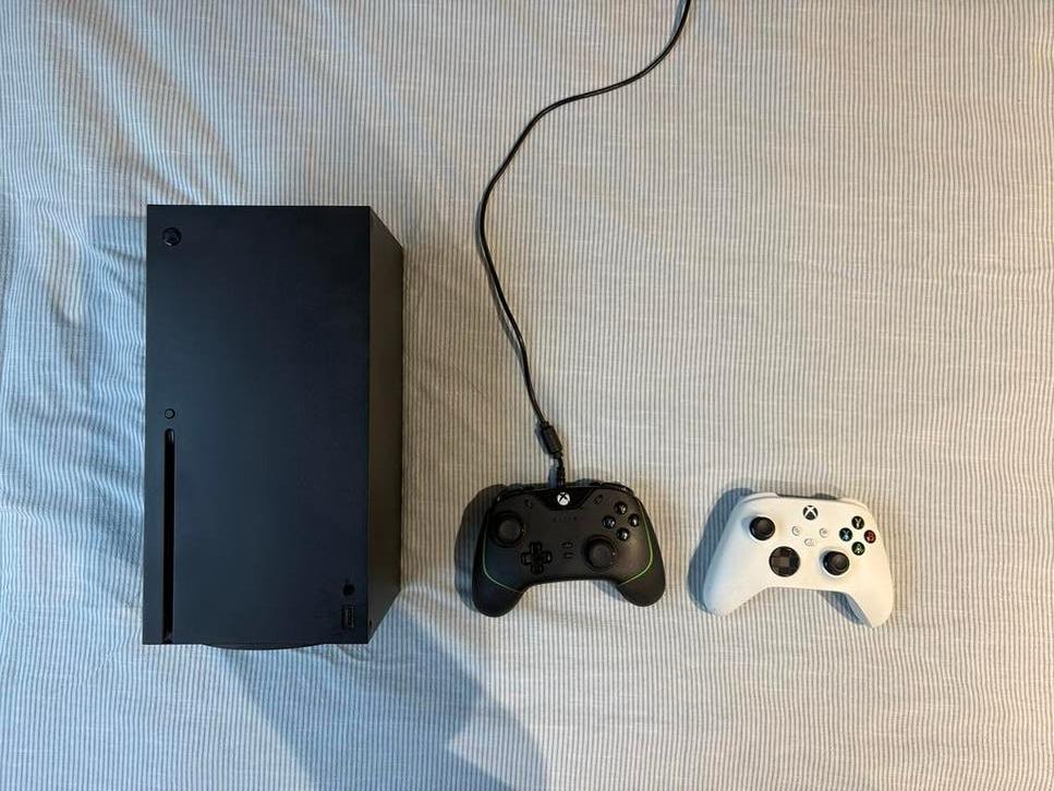 Xbox Series X met razer wolverine v2 controller, Games en Spelcomputers, Ophalen of Verzenden, Gebruikt, 1 TB, Met 2 controllers