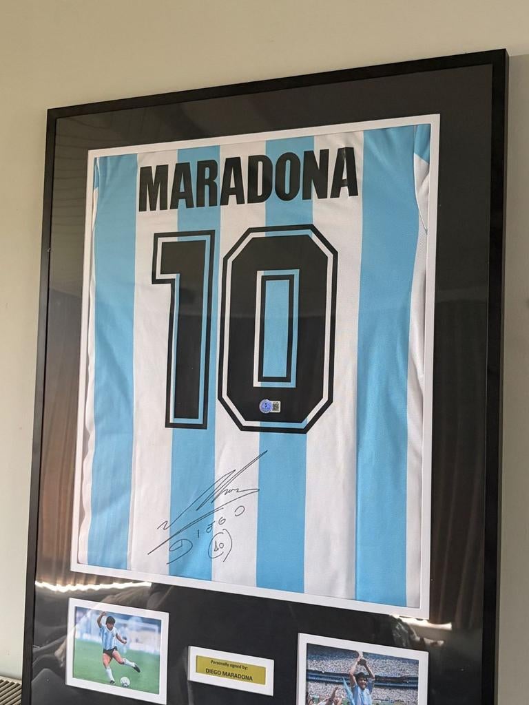 Gesigneerd shirt Diego Maradona, Verzamelen, Sportartikelen en Voetbal, Ophalen of Verzenden, Shirt