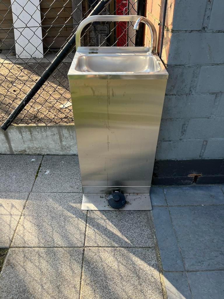 Inox wasbak met voetpomp, Enlèvement, Utilisé