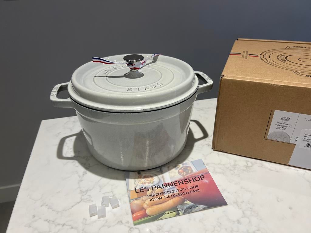 Nouvelle truffe haute Staub La Cocotte 24 cm dans sa boîte, Maison & Meubles, Neuf, Enlèvement ou Envoi, Poêle à frire ou Sauteuse