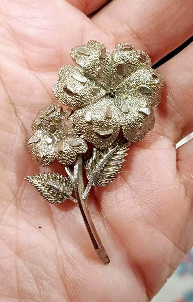 Broche en forme de fleur, Bijoux, Sacs & Beauté, Enlèvement ou Envoi, Comme neuf, Blanc