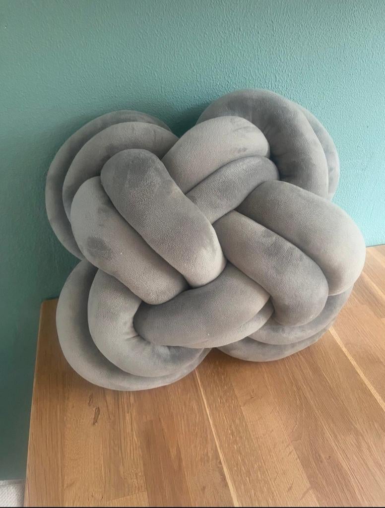 Stijlvolle grijze knoopkussen, Ophalen of Verzenden, Zo goed als nieuw
