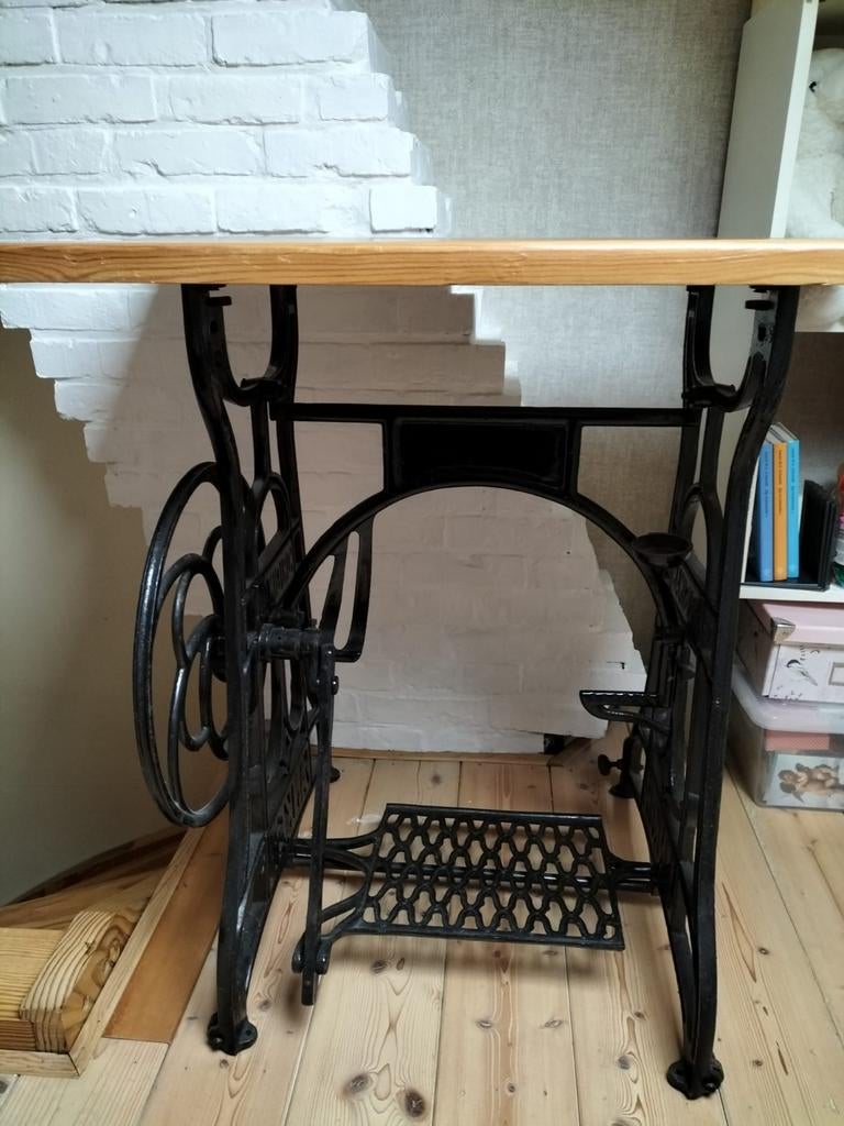 Gietijzeren naaimachine-onderstel met houten bovenbladd, Antiek en Kunst, Ophalen