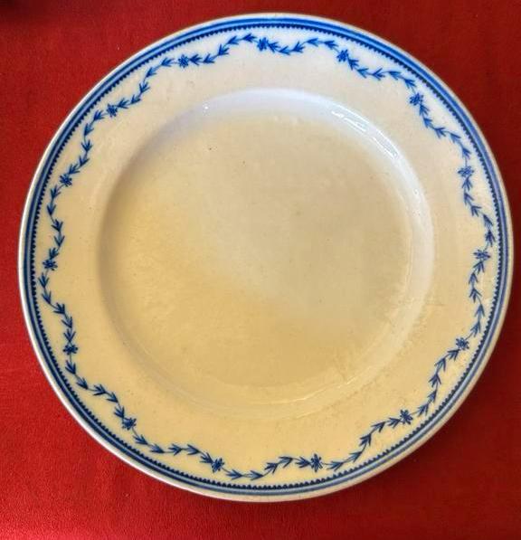 Assiette en porcelaine de tournai decor laurier, Antiquités & Art, Antiquités | Porcelaine, Enlèvement