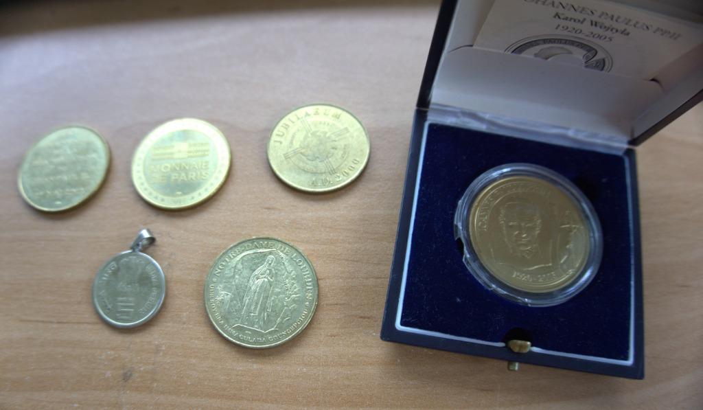 Medailles/Munten Lourdes + Zuster Theresa, Ophalen, Zo goed als nieuw, Overige typen, Christendom | Katholiek