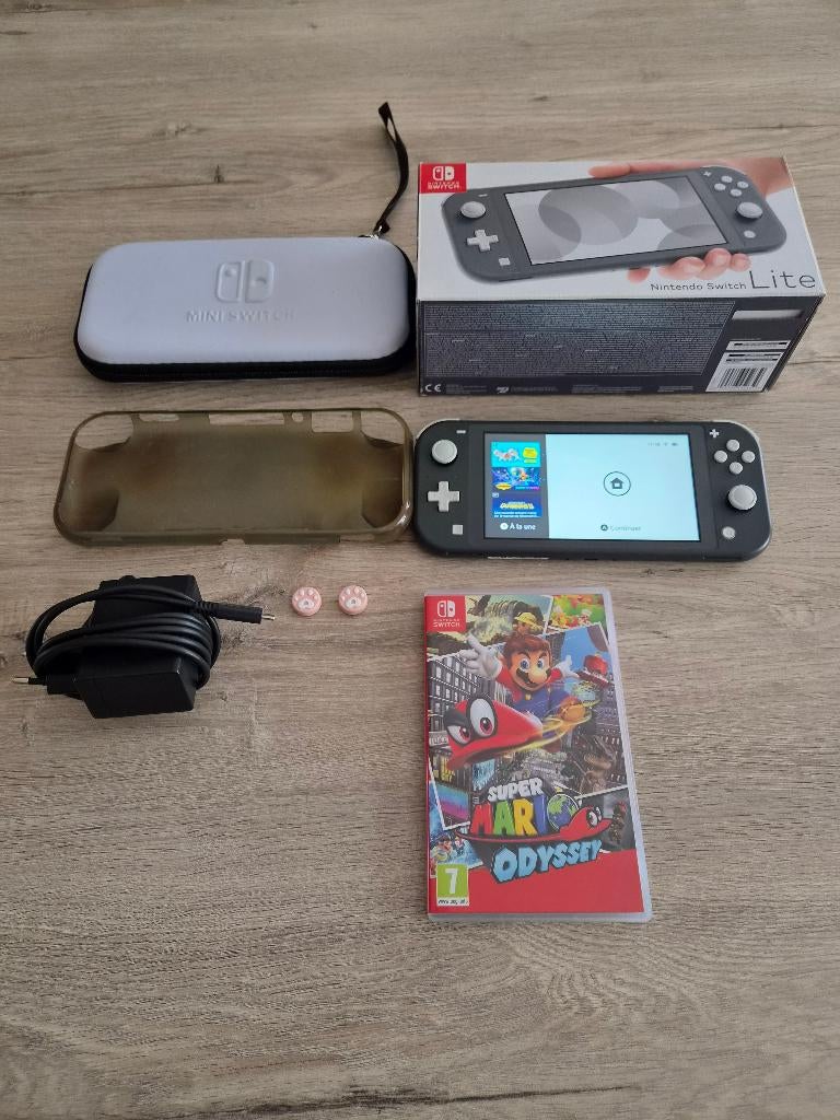 NINTENDO SWITCH LITE + SUPER MARIO ODYSSEY+HOESJE, Games en Spelcomputers, Spelcomputers | Nintendo Switch Lite, Ophalen, Grijs
