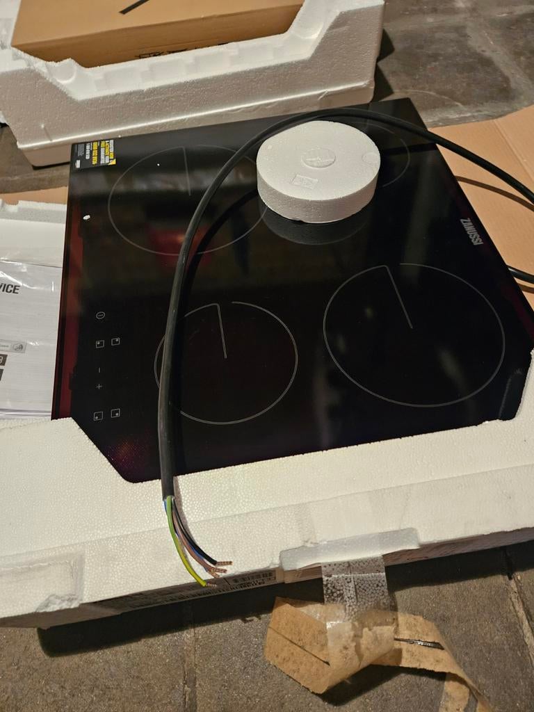 Plaques de cuisson : nouvelle induction intégrée ou Vitrocer, Enlèvement, Encastré, Induction, 4 zones de cuisson