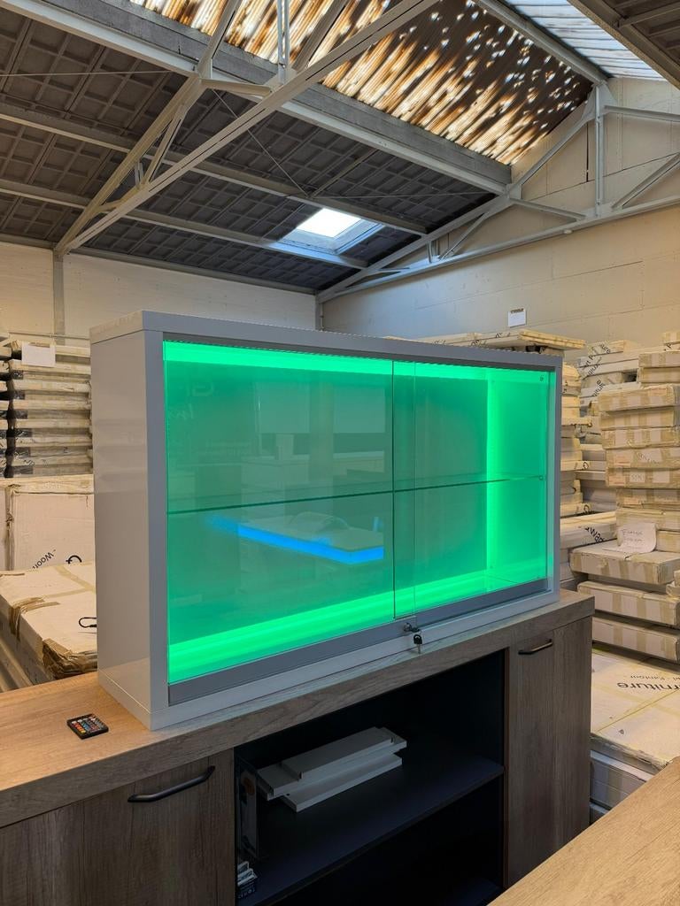 MOOI OPHANG VITRINE KAST MET LED, Huis en Inrichting, Kasten | Vitrinekasten, Ophalen