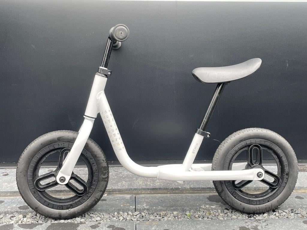 MOOI LOOPFIETSJE VOOR KINDREN 10 INCH RUNRIDE 100 WIT ZWART, Ophalen, Zo goed als nieuw, Loopfiets