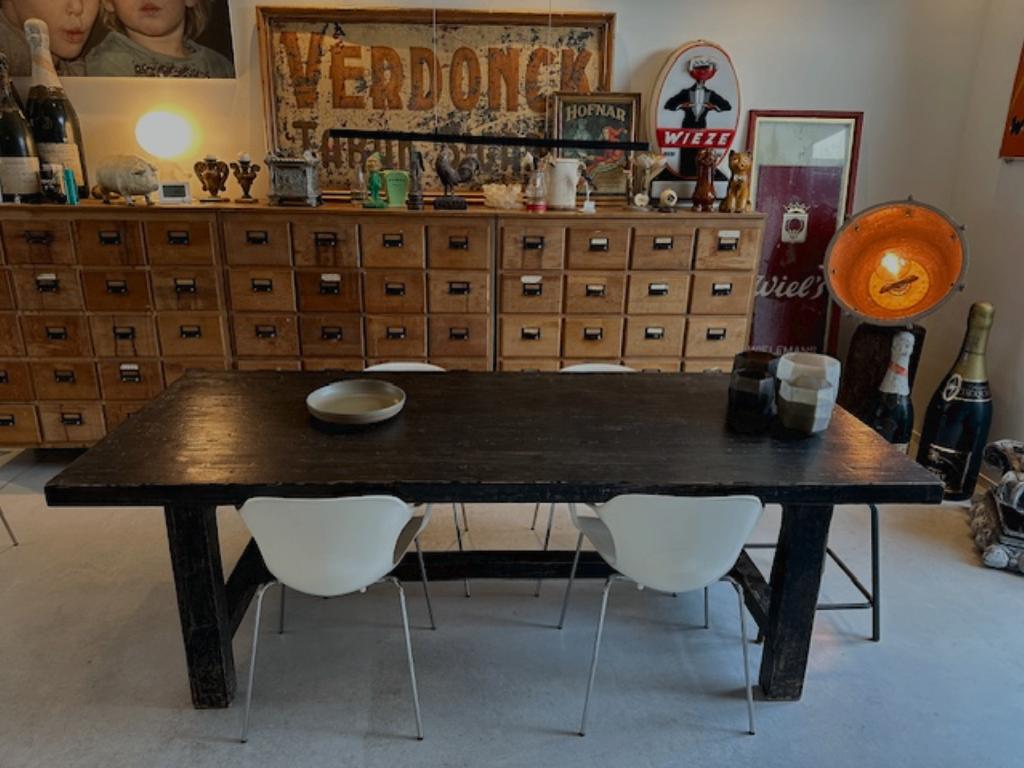 robuuste lange zwarte tafel eettafel toffe dikke keukentafel, Huis en Inrichting, Tafels | Eettafels, Ophalen