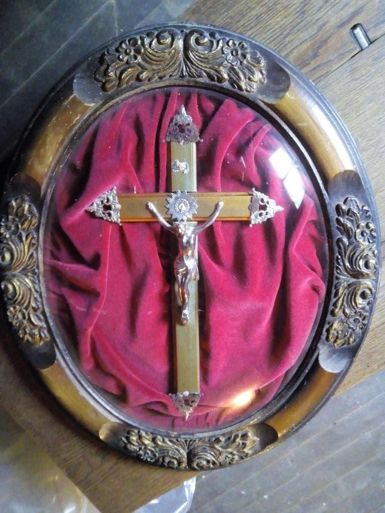 Ovalen kader met bolvormig glas en kruis op rood fluweel, Ophalen, Overige materialen, Minder dan 50 cm, 50 tot 75 cm