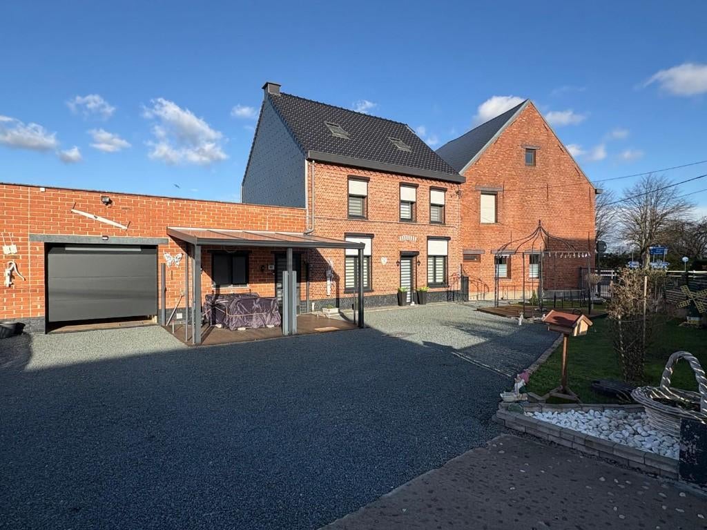 Zeer goed gelegen woning met garage en 4 kamers, 200 tot 500 m², Provincie Oost-Vlaanderen, 245 m², 497 kWh/m²/jaar