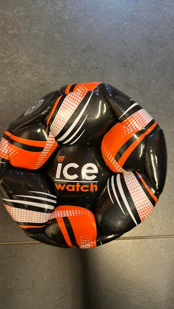Nieuwe voetbal bal (size 5) - Ice Watch, Sports & Fitness, Football, Enlèvement ou Envoi, Neuf, Ballon