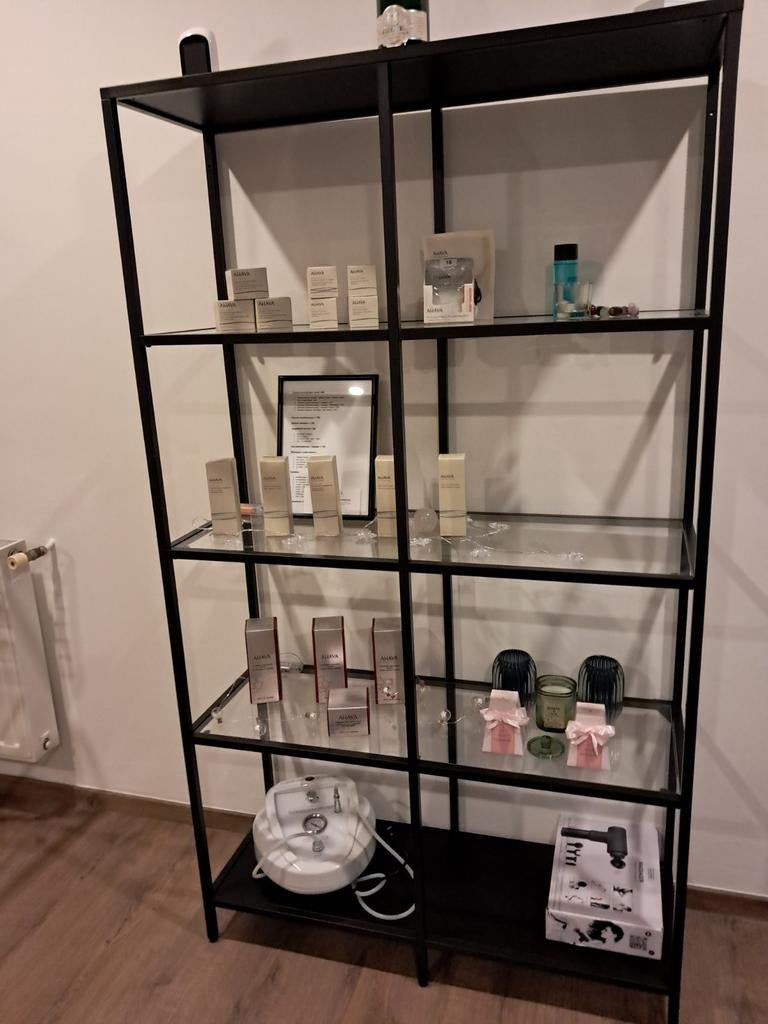 Inrichting schoonheidssalon,  ligzetel met pomp,kasten , etc, Ophalen