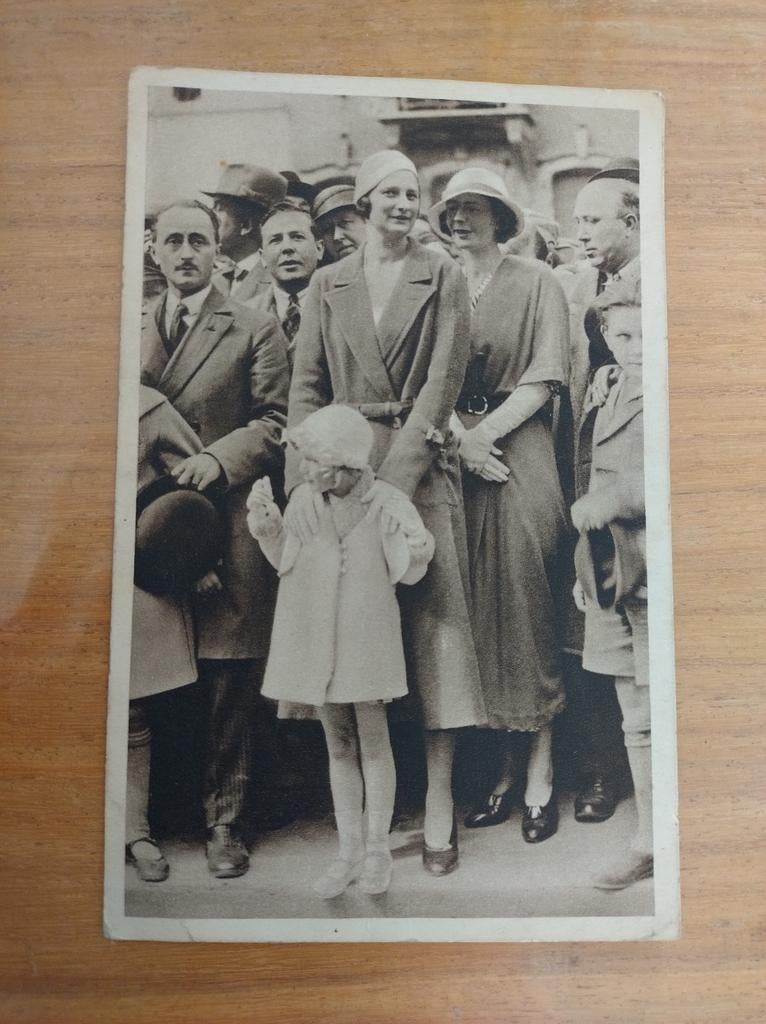 Carte postale la reine Astrid au milieu de la foule, Collections, Enlèvement ou Envoi