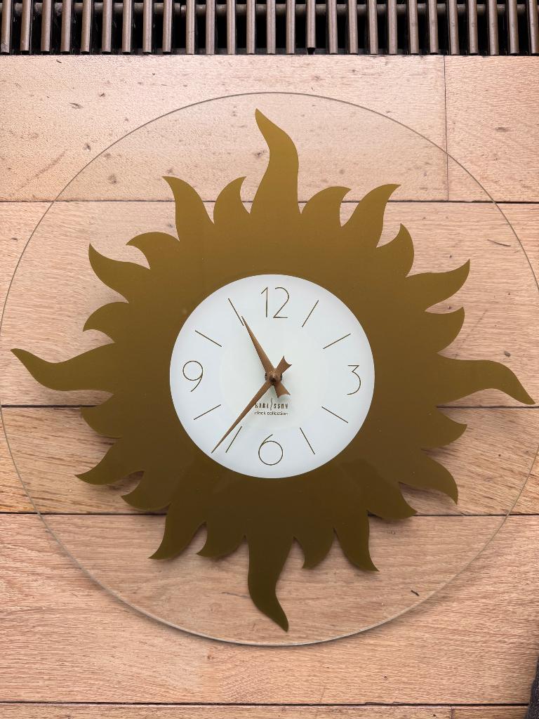 Horloge design Karlsson - Soleil - ronde, Maison & Meubles, Accessoires pour la Maison | Horloges, Neuf, Horloge murale, Enlèvement ou Envoi