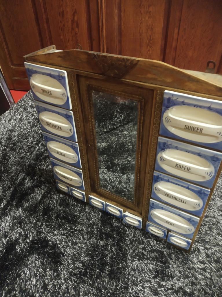 Retro.vintage kruidenkastje, Ophalen