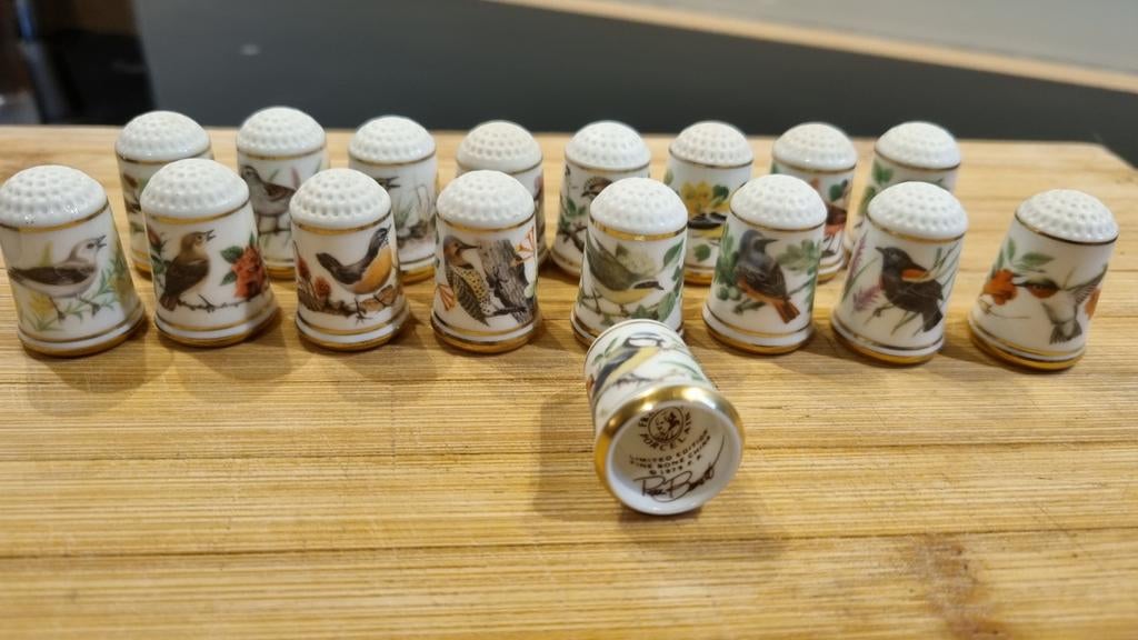 Lot de 17 dés à coudre porcelaine, Enlèvement ou Envoi, Porcelaine