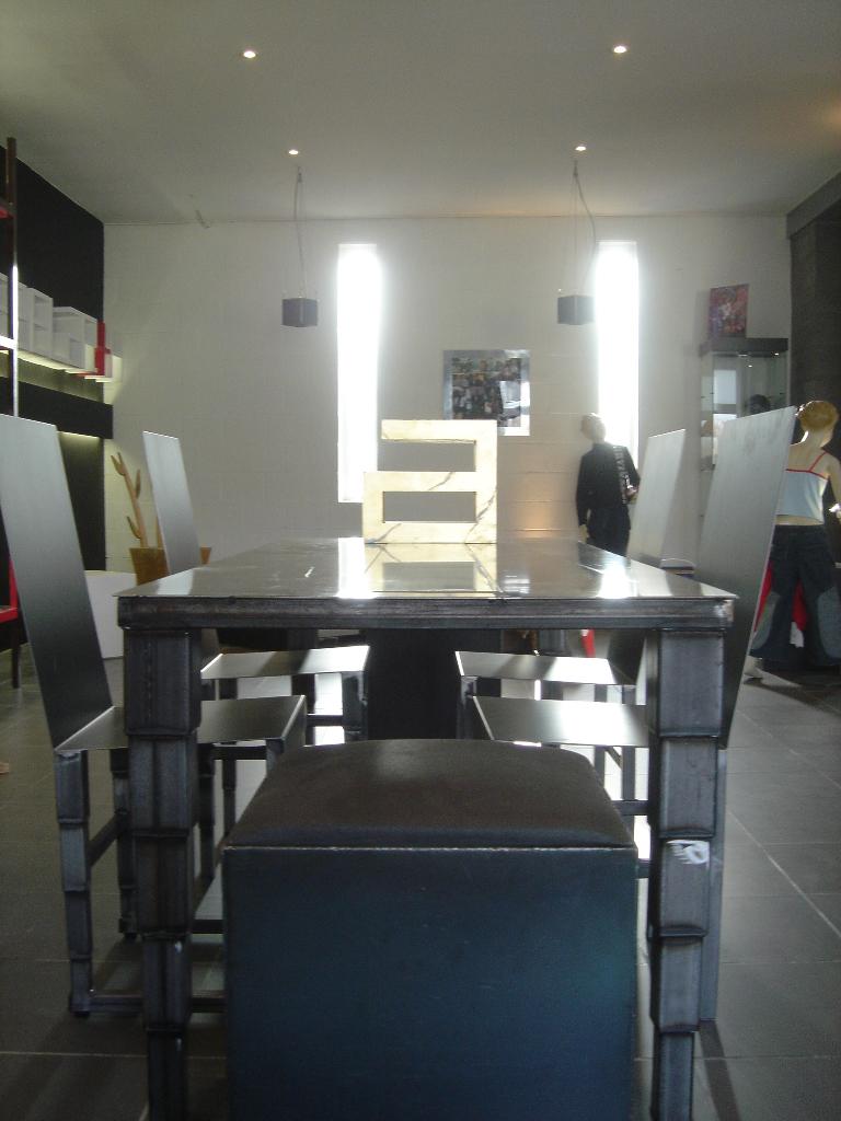 Table design, 4 chaises, 1 pouf, 1 table basse, 1 lampe, Antiquités & Art, Enlèvement