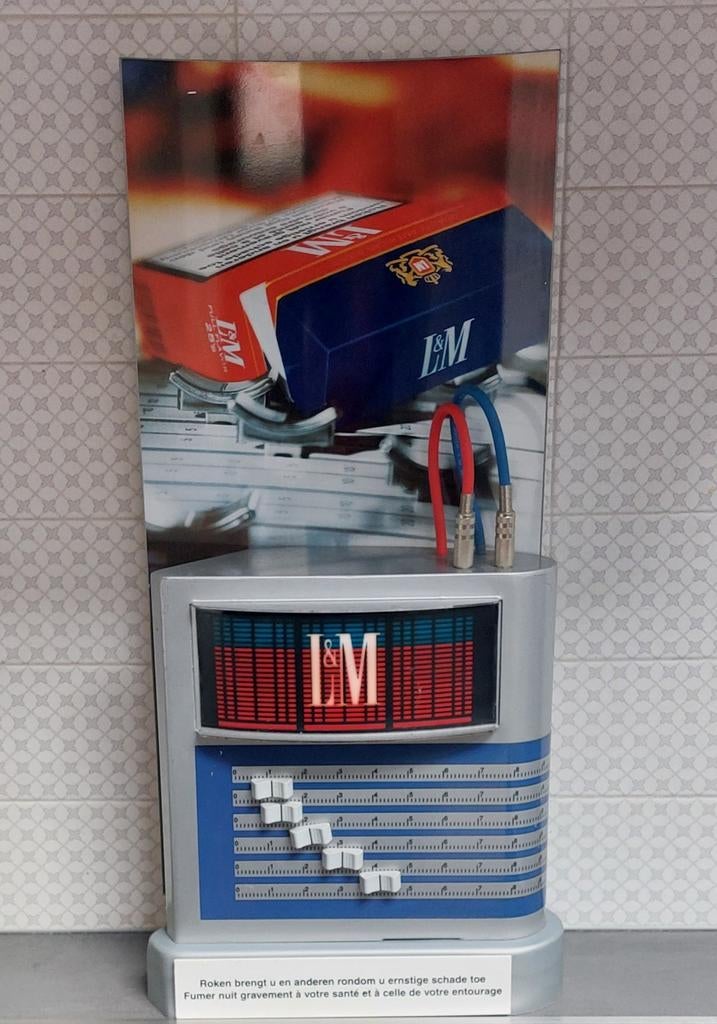 Présentoir publicitaire L&M, Collections, Marques & Objets publicitaires, Enlèvement