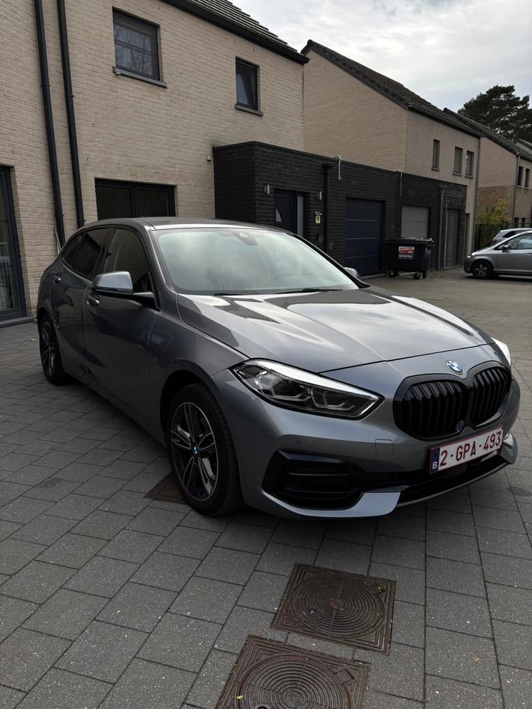 Bmw 116i Sportline 2023 (Met Garantie!), Auto's, 1 Reeks, Leder en Stof, Bedrijf, 5 zetels