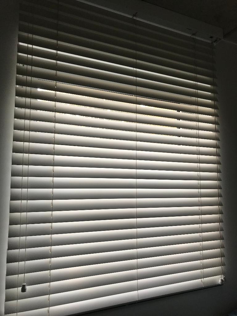 HOUTEN LAMMELLEN MASSIEF HOUT, Huis en Inrichting, Stoffering | Gordijnen en Lamellen, Ophalen, 100 tot 150 cm, 200 cm of meer