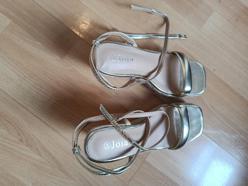 Sandales dorées à brides croisées et bout carré, Neuf, Enlèvement ou Envoi, Sabots, Autres couleurs