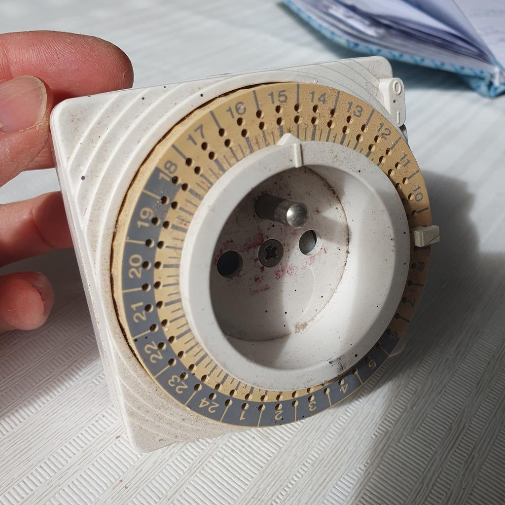 Prise timer qui se déclenche à lheure choisie, Bricolage & Construction, Enlèvement