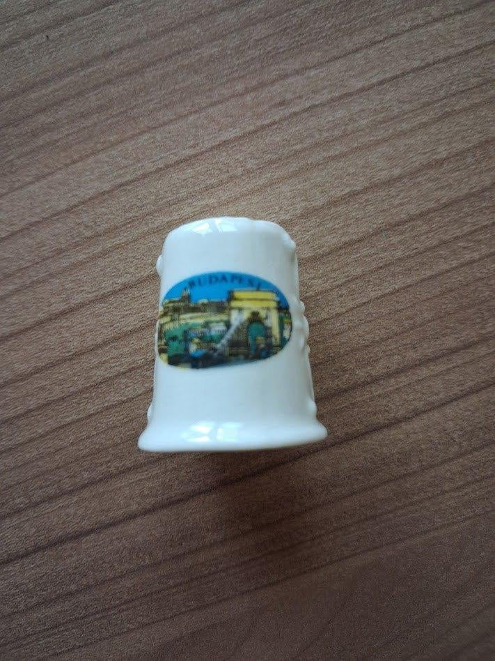 2 dés à coudre de la Hongrie. Nouveau., Collections, Dés à coudre, Enlèvement ou Envoi, Neuf, Porcelaine