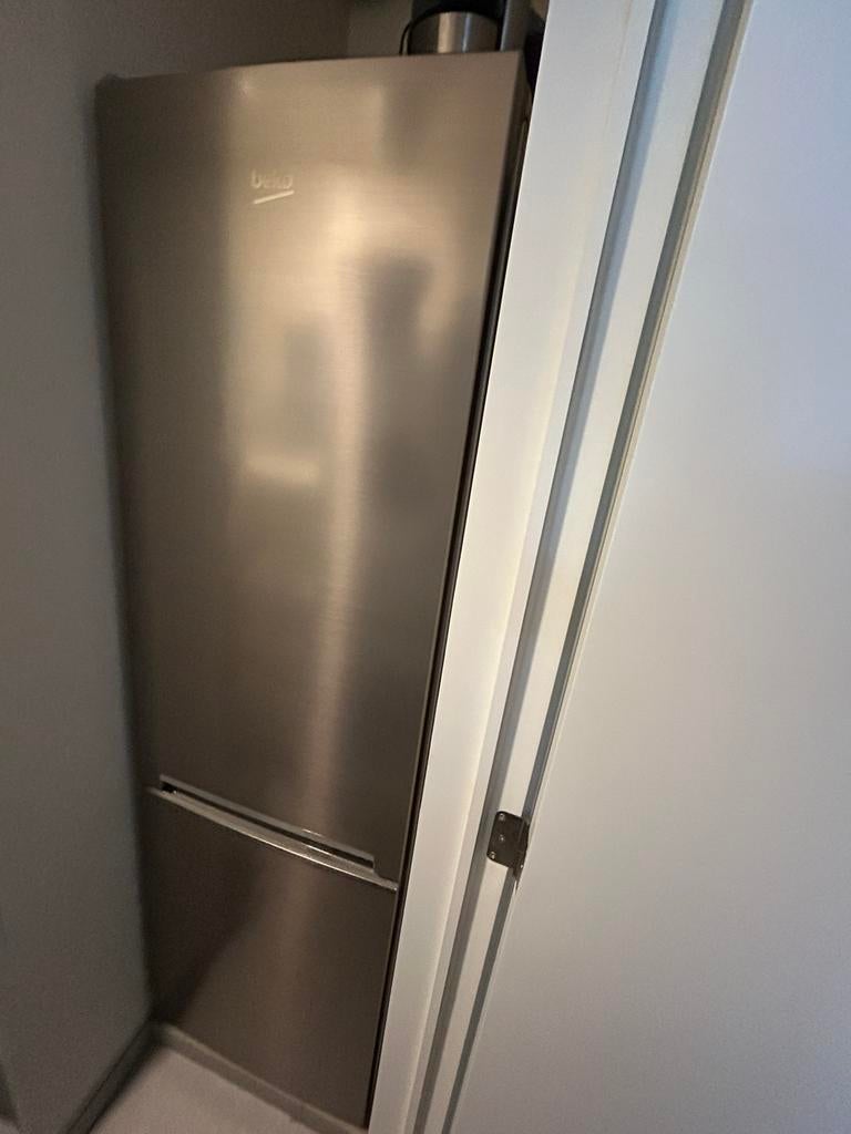 Frigo Beko No frost + congélateur, 200 liter of meer, Ophalen, Zo goed als nieuw, Met aparte vriezer