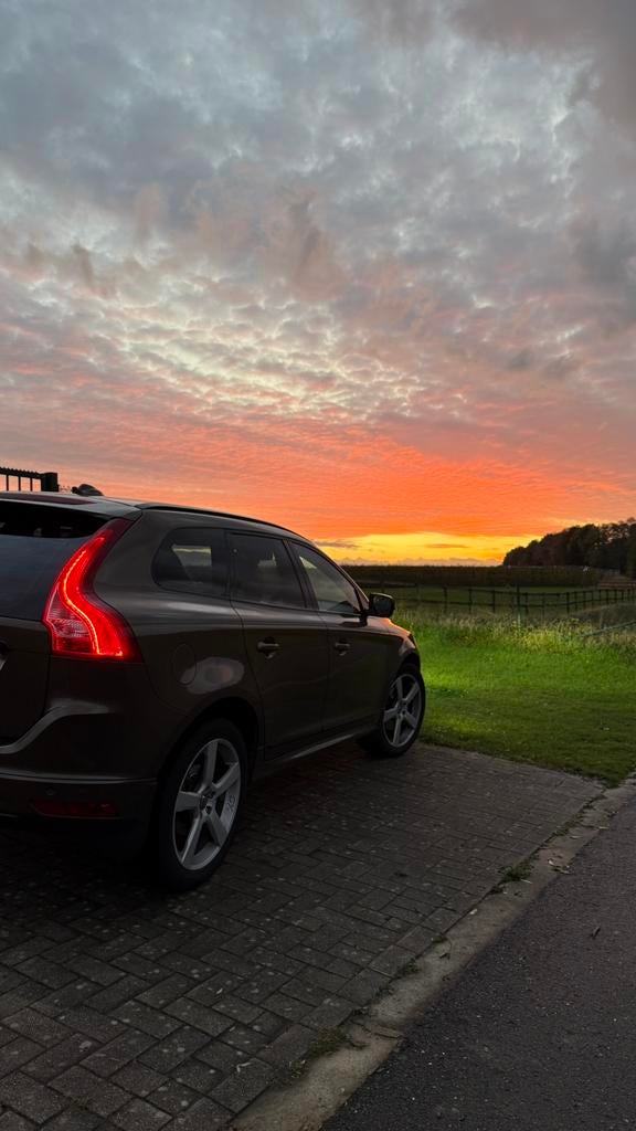 Volvo XC60 2.0 5 cylindres 136 CV D3 Summum full, Autos, Euro 5, Achat, 139 g/km, Entretenue par le concessionnaire