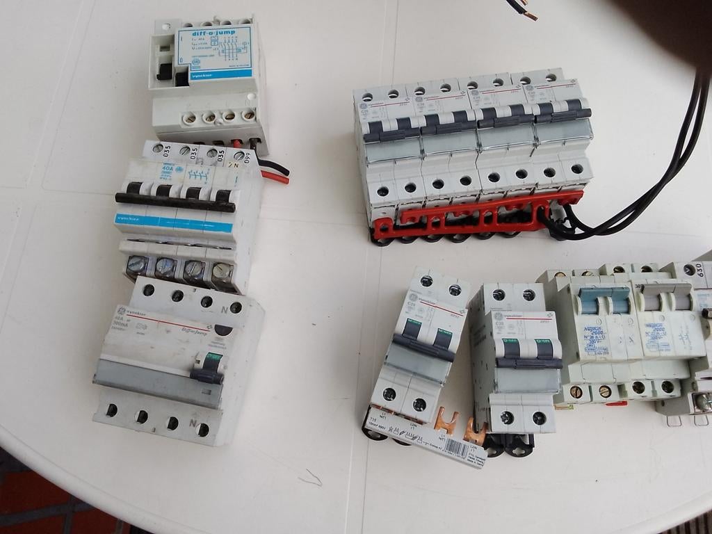 Elektriciteit schakelaars verliestroom schakelaars Herselt, Hobby en Vrije tijd, Elektronica-componenten, Ophalen