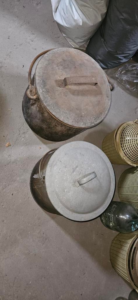 2 oude ijzeren ketels, Ophalen