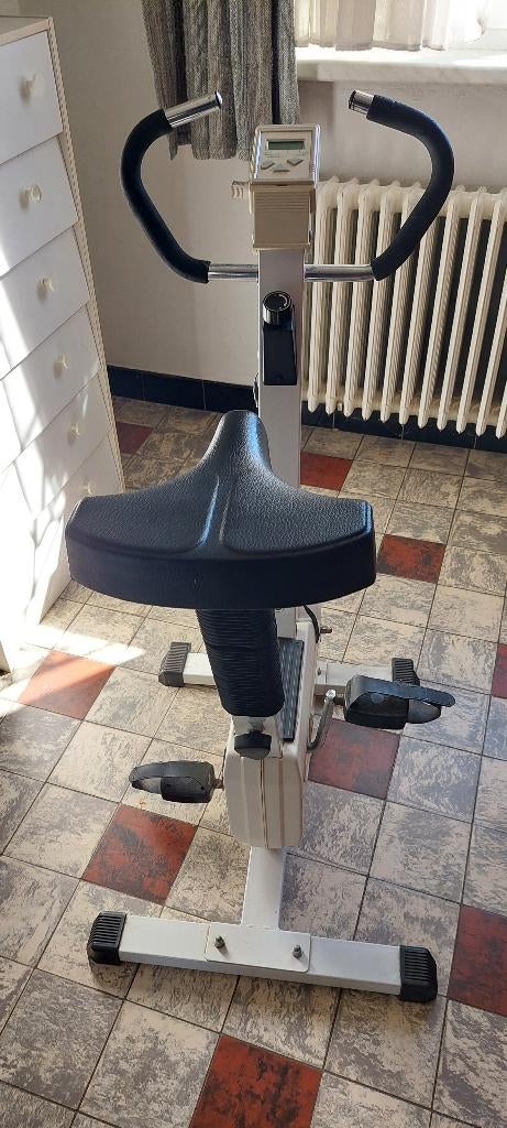 Degelijke hometrainer met display, Sport en Fitness, Ophalen, Gebruikt, Benen, Hometrainer