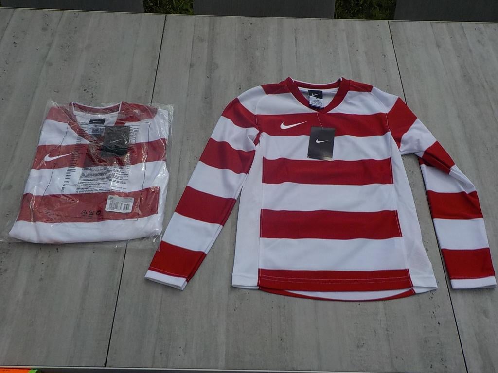 Maillot de football Nike Boys XS blanc rouge taille 116-128, Neuf, NIKE, Garçon ou Fille, Enlèvement ou Envoi