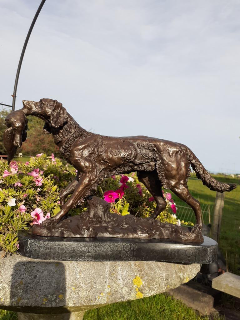 Statue en bronze signé sur socle marbre(le chien de chasse), Antiquités & Art, Enlèvement ou Envoi, Bronze
