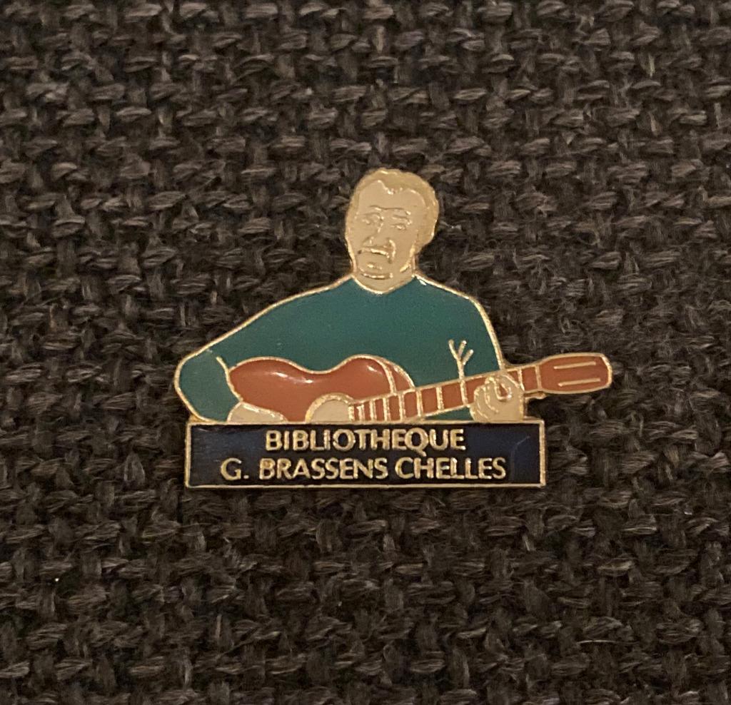 PIN - BIBLIOTHEQUE GEORGES BRASSENS - CHELLES - FRANCE, Verzenden, Gebruikt, Overige onderwerpen, Speldje of Pin