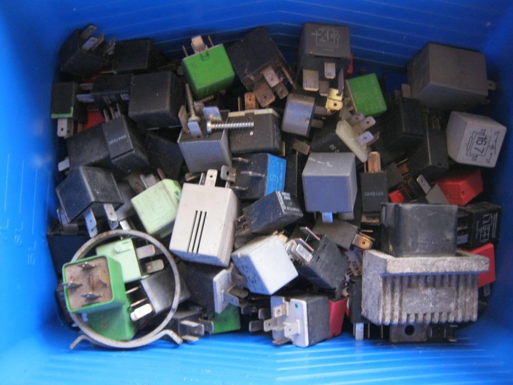 relais voor verschillende auto's allemaal samen, Enlèvement ou Envoi, Utilisé, BMW, Capot moteur