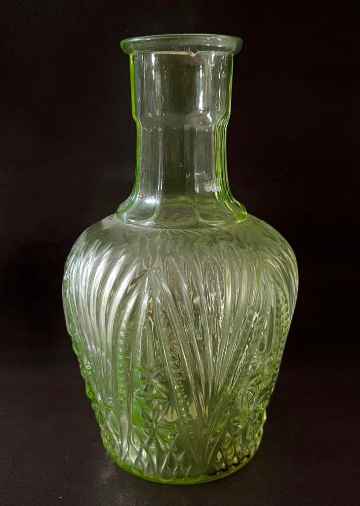 Antieke Uraniumglas Vaas – Geperst Glas met Bloemmotief 1930, Ophalen of Verzenden
