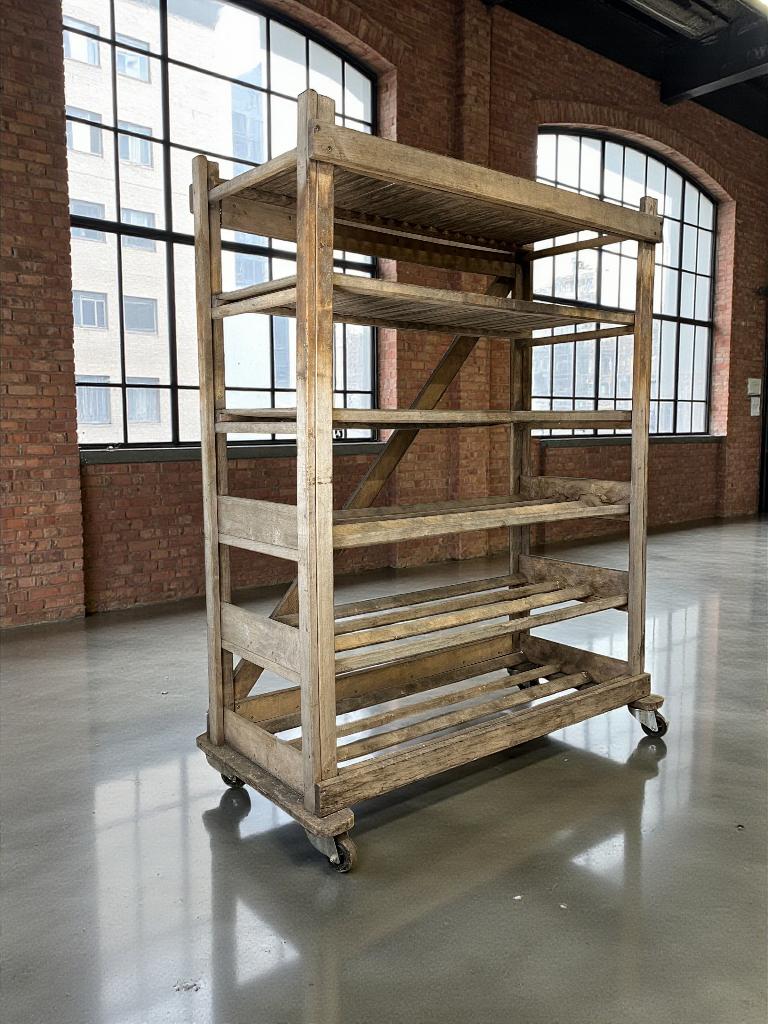 vintage houten industriële  rek op wielen, Ophalen of Verzenden