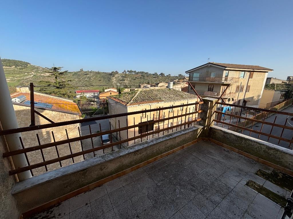 Sicile, appartement avec terrasse et vue sur les collines, Immo, Buitenland, Italië, Appartement, Dorp