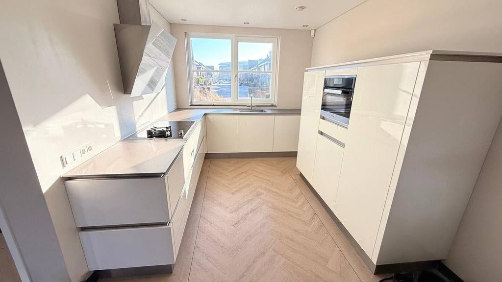 #16 Prachtige modern uitgeruste keuken, Ophalen, Composiet, Hoekkeuken, Greeploos