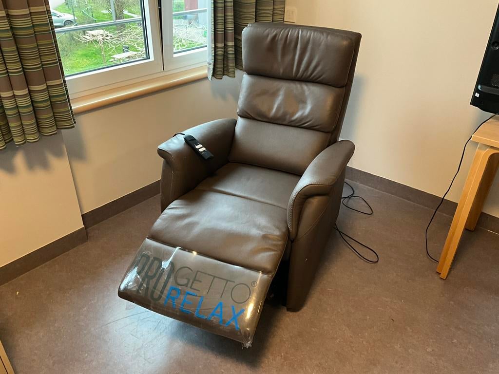 Fauteuil relax electrique avec aide au relevage, Enlèvement, Utilisé, Cuir