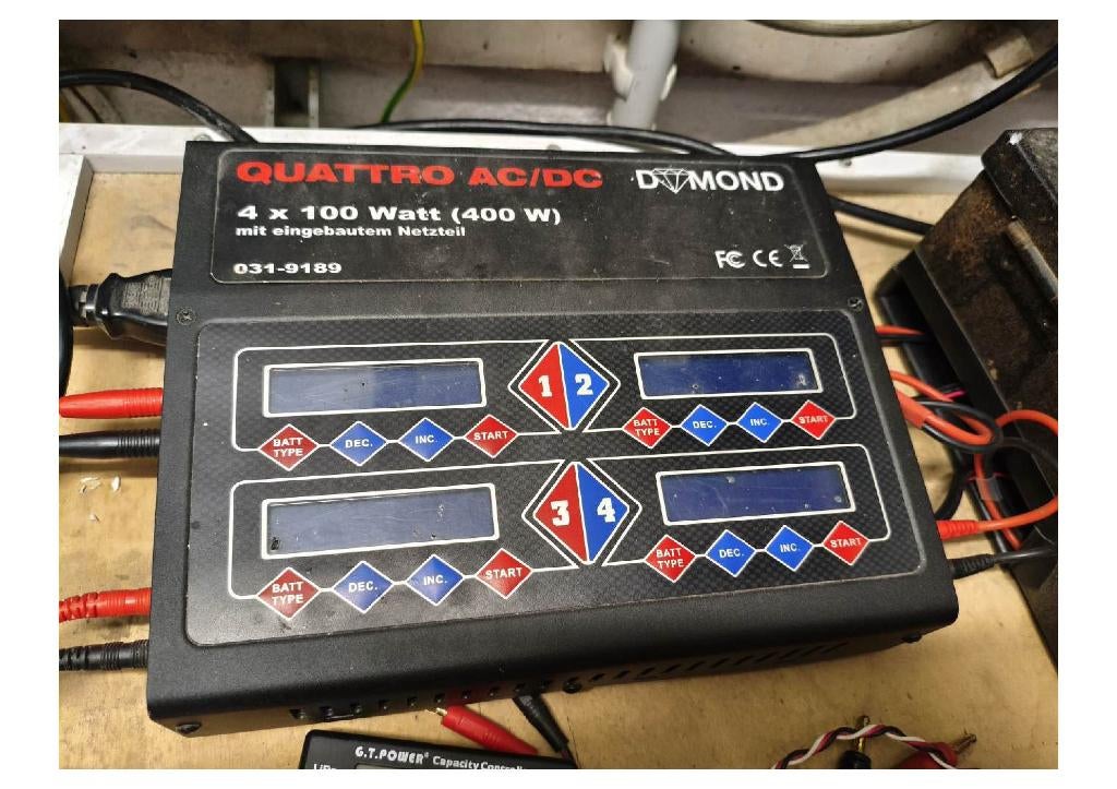 Chargeur DYMOND Quattro AC/DC (4x 100 Watt), Enlèvement, Utilisé