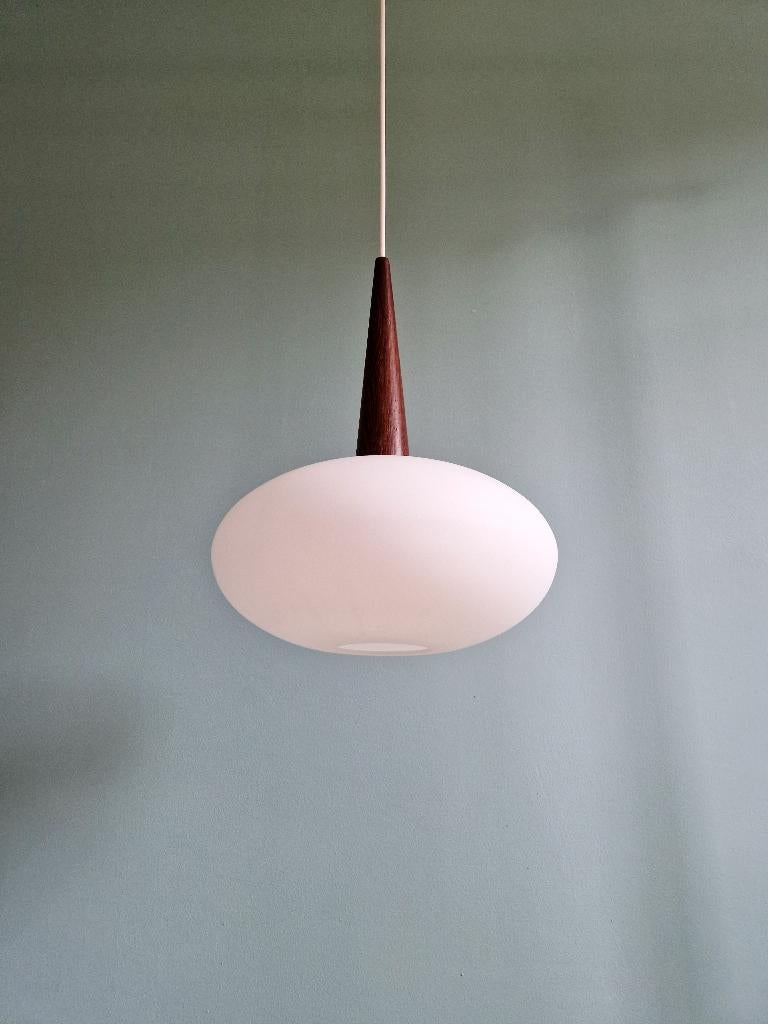 Ophanging van teakhout en opaline, Louis Kalff, Philips,1960, Antiek en Kunst, Antiek | Verlichting, Ophalen of Verzenden