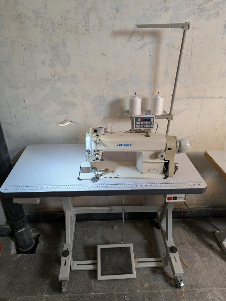 Industriële naaimachine met dubbel transport Juki, Ophalen, Naaimachine