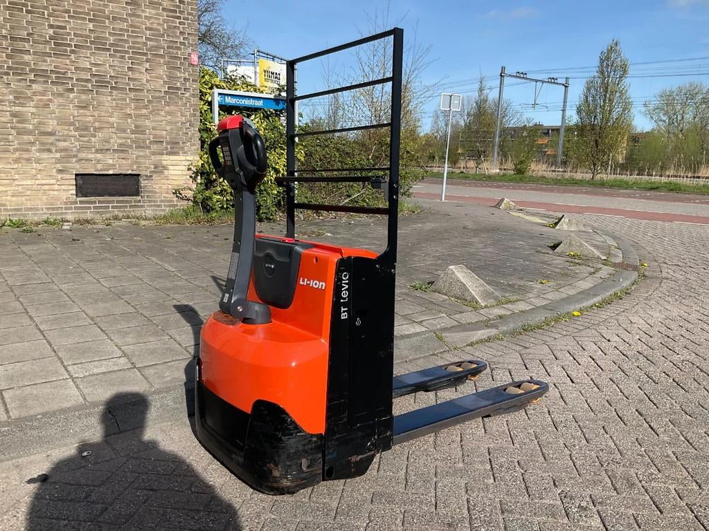 Toyota LWE160 1600KG LITHIUM PALLETWAGEN / HEFTRUCK, Articles professionnels, Machines & Construction | Chariots élévateurs & Transport interne